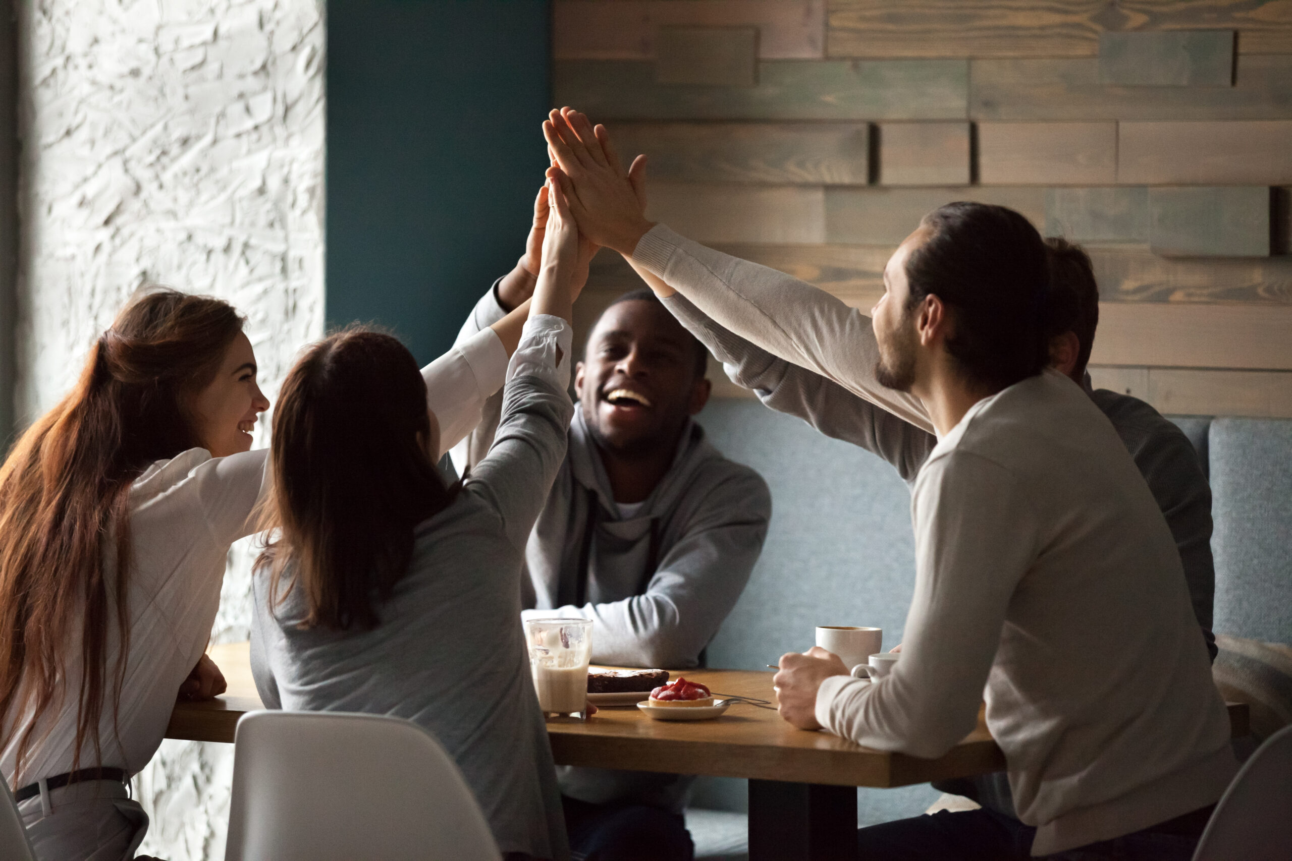 Dia do Amigo e a cultura corporativa: o impacto de ter conexões reais no trabalho